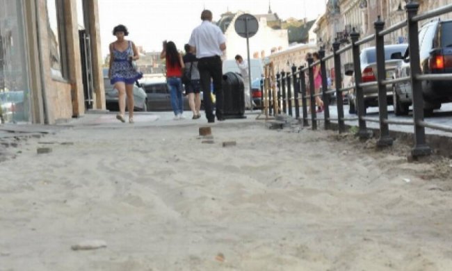 В центре Львова открылся первый "пляж" (фото)