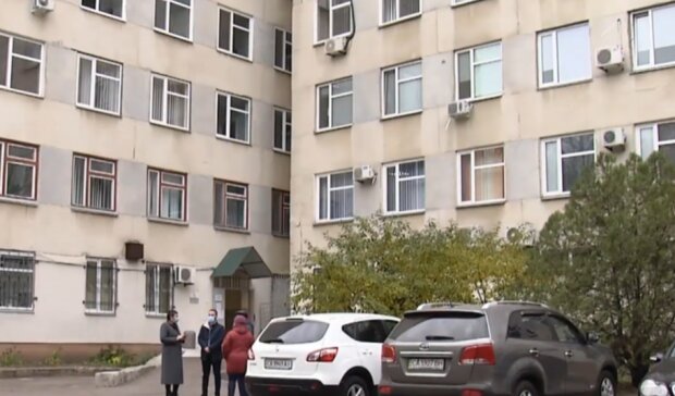 Молодая украинка с коронавирусом родила под закрытыми дверями больницы, пока врачи игнорировали просьбы о помощи