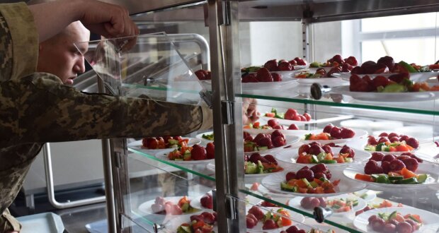 У ЗСУ показали, як годують солдатів полуницею, але нарвалися на критику: "М'ясо мікроскопічне"