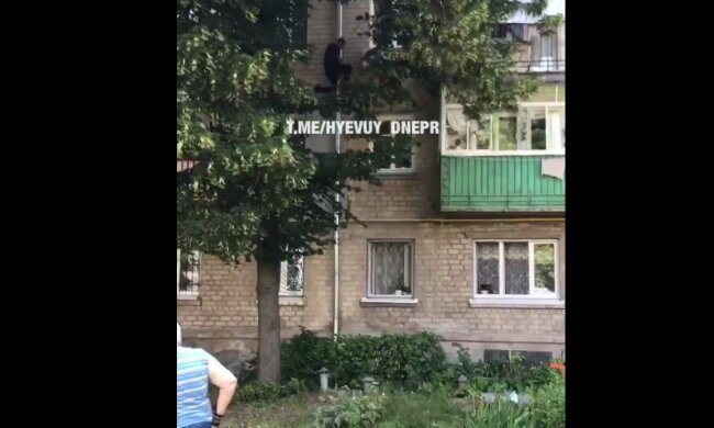 У Дніпрі засікли романтичного дивака – виліз на 4 поверх по водостоку