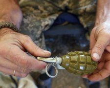 Днепровец встретил соседей с гранатой и пистолетом