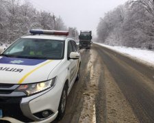 Під Києвом вантажівка влетіла в автобус: фото металевого місива