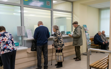 Пенсіонери в банку. Фото: згенероване ШІ