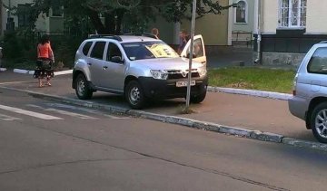 Черговий "герой парковки" прикинувся пішоходом (фото)