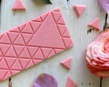 Плитка рожевого шоколаду коштує 252 гривні