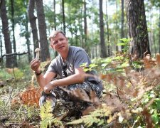 Головного "радикала" Ляшка застукали в лісі за дивним заняттям: "Багато питань, але немає відповіді...", фото