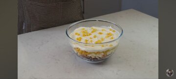 Многослойный салат с тунцем: фото скрин Ютуб