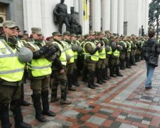 Нацгвардія звозить на Банкову цікаві речі: фото