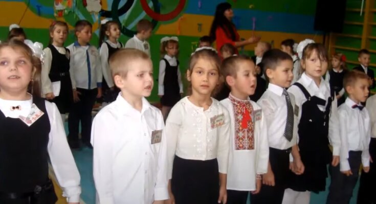 Першокласники. Фото: youtube