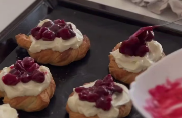 Слойки с вишнями, кадр из видео