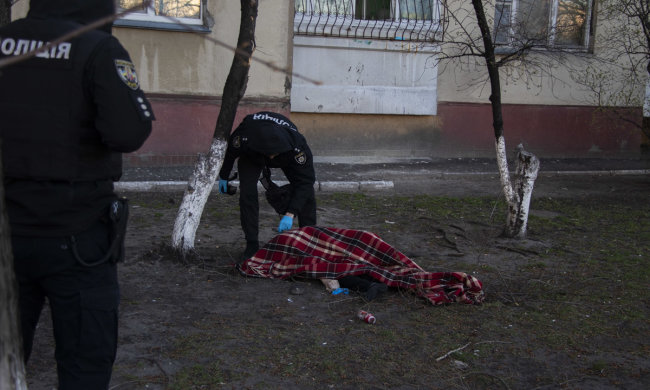В Киеве мужчина покончил с собой жутким способом: "Купил лекарства и поднялся на 14 этаж"