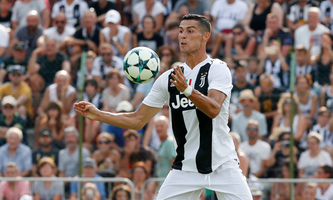 Санта-Кріштя: американці до Різдва почали продаж светрів із зображенням Роналду