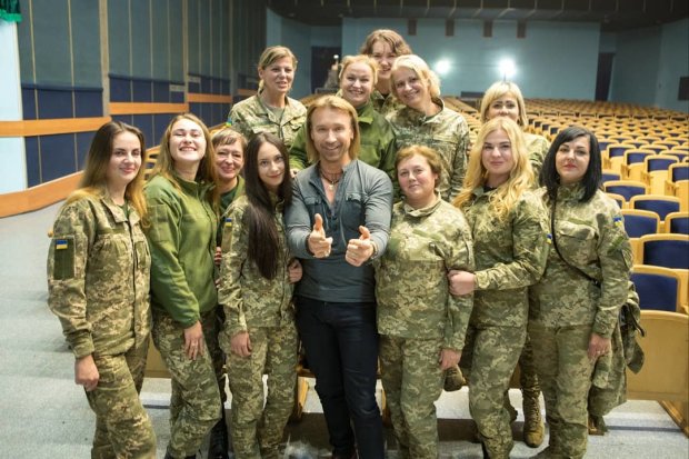 Вовчиці, ви це бачили? Він ще й готує! Рецепт юшки від Винника переверне вашу фантазію