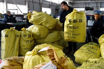 Екстремальна бандероль — українцям пояснили, чи можна заразитися коронавірусом з китайських посилок