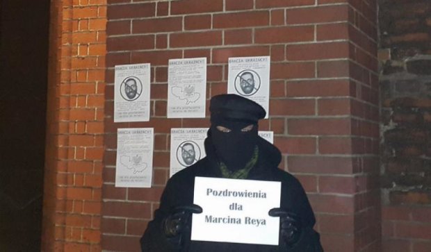 У Польщі вандали обклеїли храм антиукраїнськими листівками (фото)