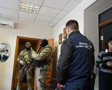 У киевских экс-чиновников провели обыски: результаты поражают 
