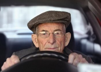 Людина похилого віку за кермом. Фото: bild