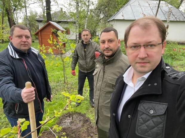 Министр Руслан Стрелец с коллегами из Госэкоинспекции высадили молодые дубы на Приорке