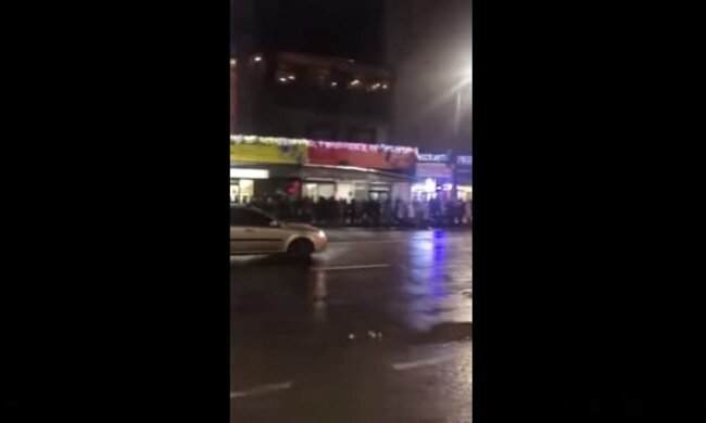 Сотні хмельничан мерзнуть на зупинках, сил немає терпіти: "Цей жах ще й подорожчає"