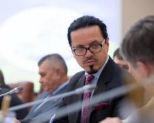 Журналисты показали, как напряженно работает Балчун возле бассейна