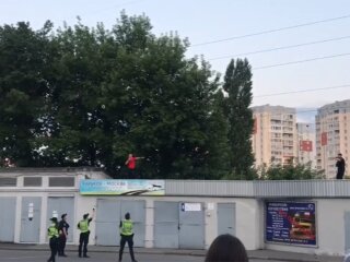 Чоловік  намагався вчинити  самогубство, скріншот із відео