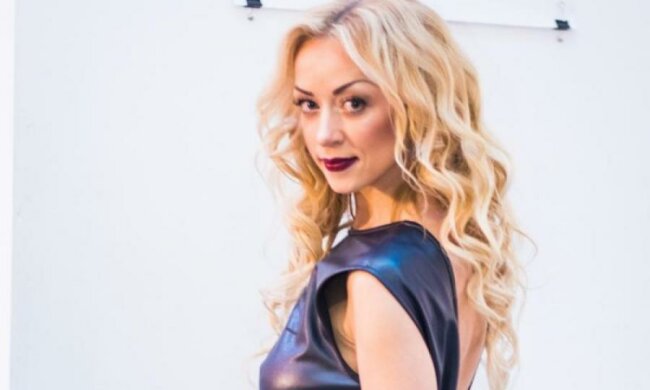 Мокра і спокуслива: українська співачка попозувала у ванній