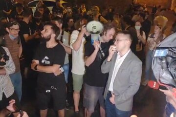 Сергей Стерненко вместе с митингующими, скрин с видео