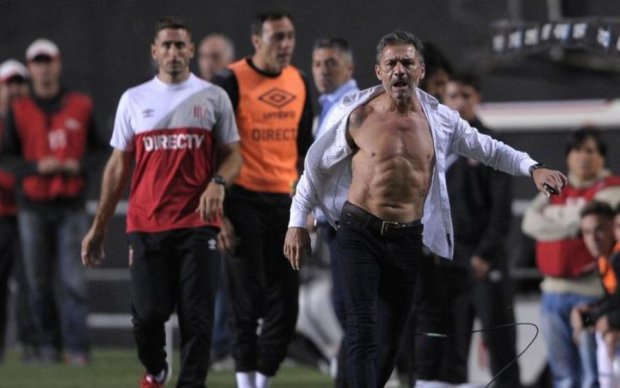 У Аргентині тренер зірвав із себе сорочку і оголив розтатуйовану спину
