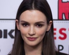 Подружка Бондарчука приголомшила глибоким декольте