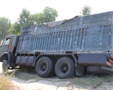 Два "КамАЗи" намагалися вивезти 50 тонн нафти з Чернігівщини (фото)
