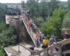 Ватажки терористичної "ЛНР" нахабно припхались у Станицю Луганську і напали на журналістів: "Це наше!"