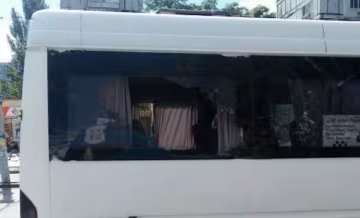 В Запорожье пешеход на переходе набросился на маршрутку с кулаками – звон стекла и месть водителю