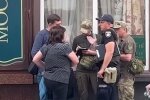 Выдача повесток. Фото: скриншот Youtube