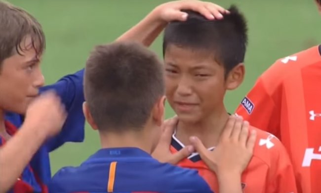 Юные футболисты утешали соперников после проигрыша (видео)