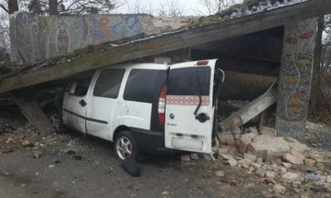 На Львівщині автомобіль влетів у зупинку