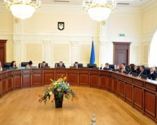 Українських суддів почали саджати за корупцію