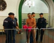 Російські поліцейські роздягли чоловіка в метро