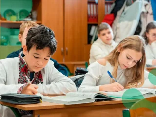 Школярі в класі