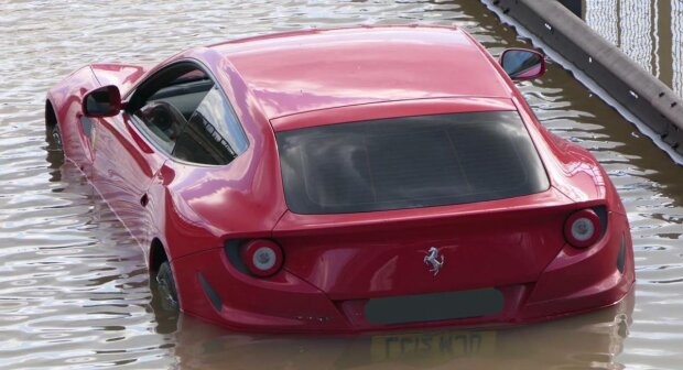 затопленная Ferrari, twitter