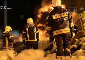 Наслідки атаки на енергооб'єкт: ДСНС ліквідовує пожежу