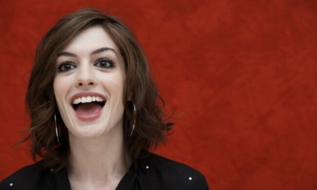 Енн Хетеуей вирішила всиновити дитину