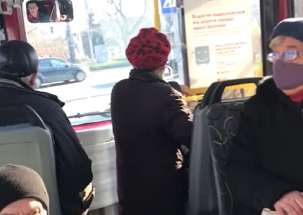 Во Франковске песнионерка отказалась одеть маску в автобусе, кадр из видео: YouTube