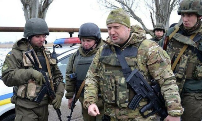 Турчинов бьет тревогу: Россия перегоняет в АТО танки и Грады