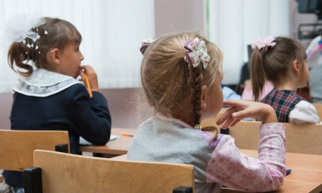 Сотни украинских школ закрылись: родители бьют тревогу, что будет с учениками