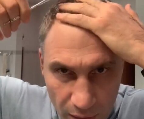 Кличко с ножницами "припудрил носик" в ванной и оставил парикмахеров без работы