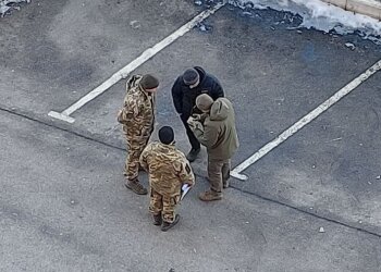 Выдача повестки, фото: Telegram