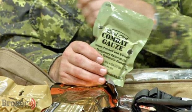 Канадские военные во Львове продемонстрировали аптечку по стандартам НАТО (фото)
