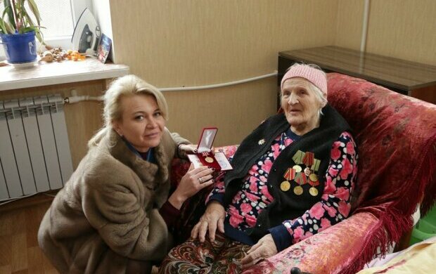 В Крыму чиновницы в изысканных шубах жестоко унизили блокадников Ленинграда, купив батон