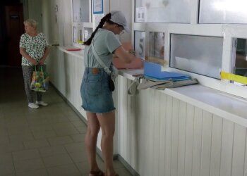 Человек возле кассы. Фото: youtube