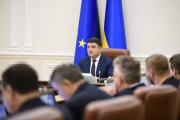 Українцям показали зарплати міністрів і депутатів: майже "мінімалка", слів немає
